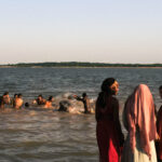 EP305-GirlsWAtchWaterplay