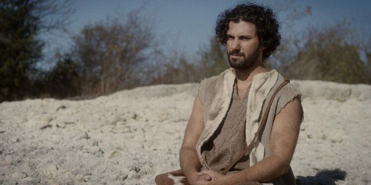 S01E01_Hero-Image_Andrew-Sitting_v02